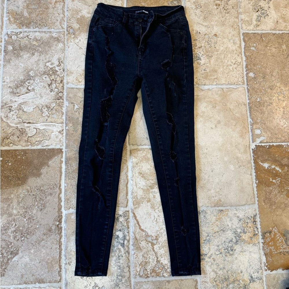Fashion nova Black distressed skinny jeans